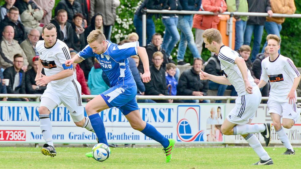Als letzte ostfriesische Mannschaft stand Kickers Emden als damaliger Landesligist 2016 im Bezirkspokalfinale und verlor das Endspiel in Nordhorn. Das Foto zeigt den damaligen Kickers-Stürmer Torben Lange (mit Ball). Foto: Archiv