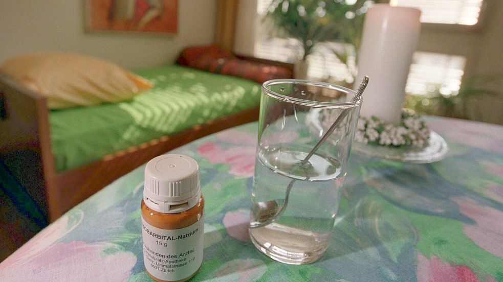 Das Betäubungsmittel Natrium-Pentobarbital und ein Glas Wasser stehen in einem Zimmer einer Sterbehilfeorganisation. Foto: Gaetan Bally/Keystone/dpa