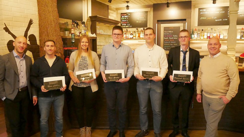 Ehrungen der Azubis beim Gewerbeverein (von links): Vorsitzender Thies Kruse mit den ausgezeichneten Auszubildenden Nico Lübben, Rieke Ennen, Timo Gerdes, Martin Schneider und Dominik Spieker sowie dem 2. Vorsitzende Karsten Berg. Foto: Kruse