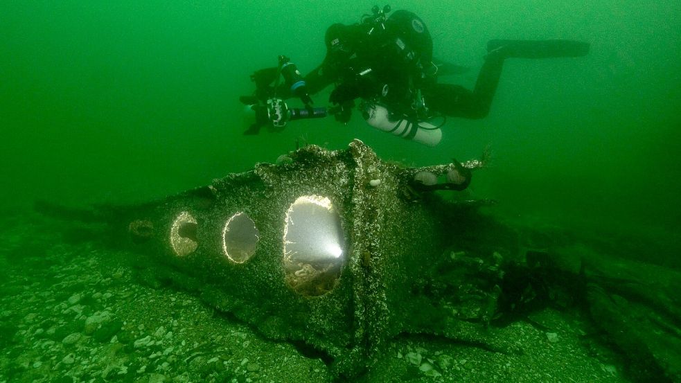 Ein Taucher untersucht ein Wrack in der Nordsee. Foto: Dr. Florian Huber/dpa