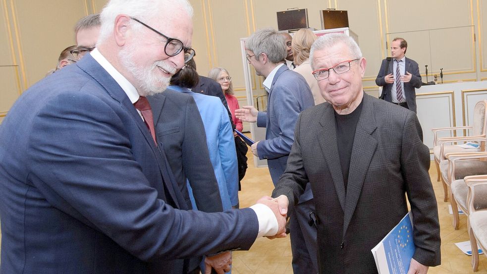 Karl-Peter Schramm (links) gratulierte in Berlin Preisträger Daniel Libeskind. Foto: Zentralrat Deutscher Sinti und Roma
