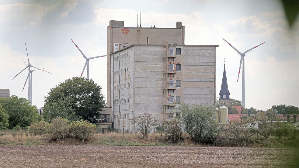 Das Schweine-Hochhaus in Maasdorf steht seit fünf Jahren leer und verrottet. Zu DDR-Zeiten galt es als Vorzeigeprojekt. Foto: dpa/Jan Woitas