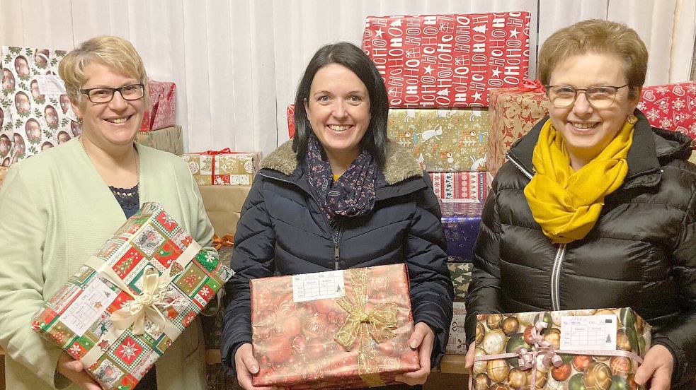 In Harkebrügge organisieren Tanja Rastedt, Jenny Lücking und Hannelore Lücking in Zusammenarbeit mit Vertretern der Friesoyther Tafel „CarLa“ die Weihnachtspaket-Aktion. Foto: Privat