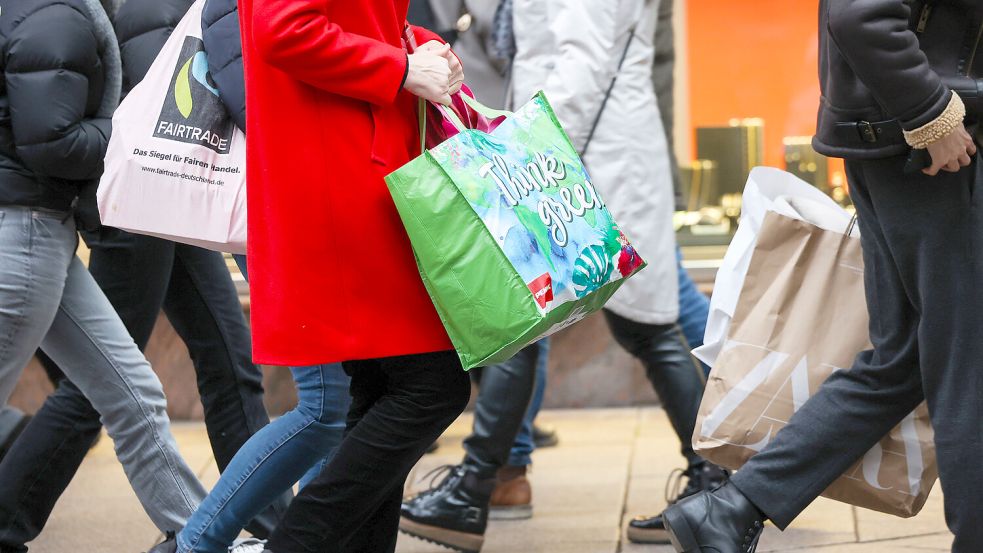 Beim Shopping regiert nicht immer der gute Geschmack: Passanten mit Einkaufstüten in der Hamburger City. Foto: IMAGO/Nikito