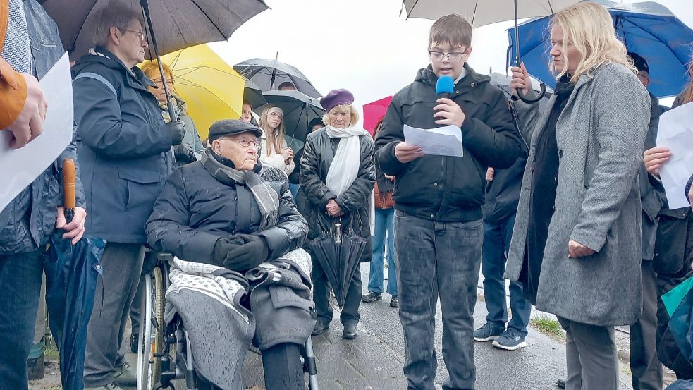 Die Gedenkveranstaltung fand an den Stolpersteinen für Walter Nochum Cohen und für die Familien Gumpertz und Weinberg statt. Auch der Holocaustüberlebende Albrecht Weinberg (im Rollstuhl) nahm an der Gedenkfeier teil. Fotos: Scherzer