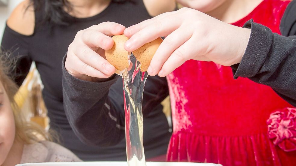 Schöne Aufgabe für Kinder: Eigelb und Eiweiß voneinander trennen. Foto: Benjamin Nolte/dpa/dpa-tmn