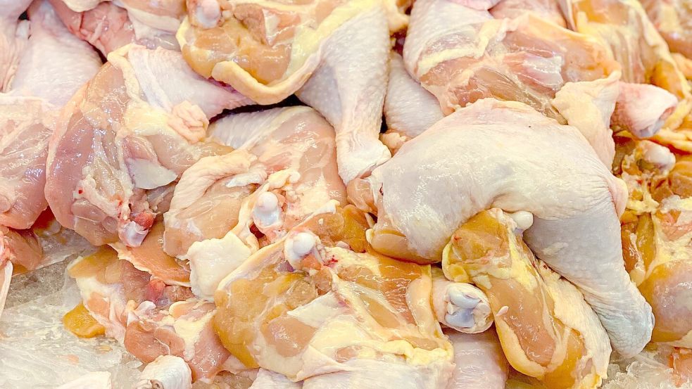 Hähnchenschenkel vom Wochenmarkt sind lecker. In Rhauderfehn gab es sie kräftig gewürzt. Foto: Pixabay