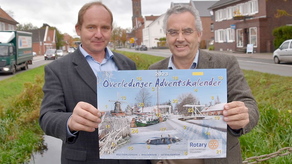Andreas Damke (rechts) und Gerrit Groenhagen vom Rotary-Club Overledingen-Rhauderfehn, stellten die Aktion vor, die in diesem Jahr mit dem Verkauf des Rotary-Adventskalenders unterstützt werden soll. Foto: Ammermann