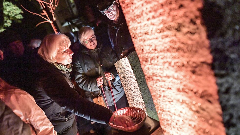 In Aurich gedenken Bürgerinnen und Bürger auf dem Gelände der ehemaligen Synagoge der Opfer der Reichspogromnacht. Foto: Ortgies