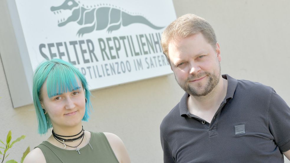 Zoe Rabenseifner ist die Hobby-Spinnenexpertin im Seelter Reptilienhuus. Florian Häselbarth hat den privaten Zoo gegründet.