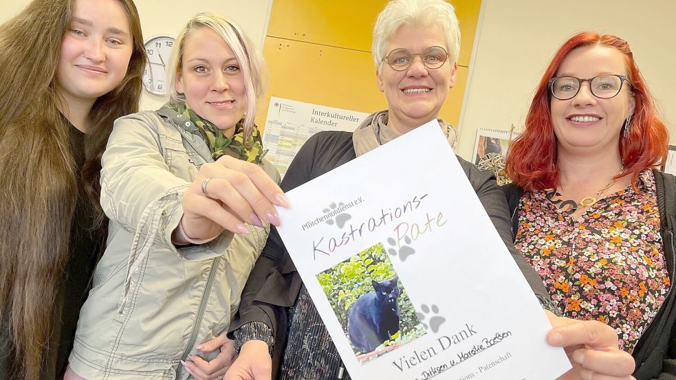 Lea Grünefeld (von links) und Agnes Wiesenhütter vom Pfötchennotdienst sowie Heidrun Dirksen und Mareike Boelsen vom Ordnungsamt der Gemeinde Rhauderfehn hoffen, dass sich viele Kastrations-Paten finden. Foto: Janßen