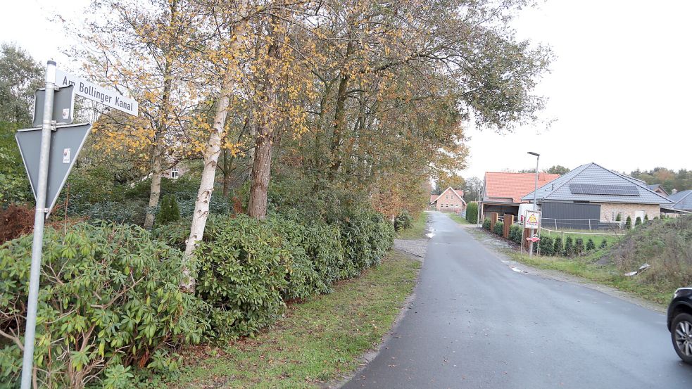 Die Straße „Am Bollinger Kanal“ in Bollingen soll verkehrsberuhigt ausgebaut werden. Anlieger machen sich wegen der geplanten Breite der Straße Sorgen. Foto: Passmann