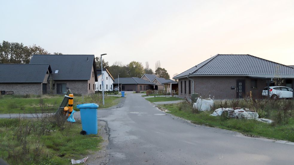 Noch ist es eine Baustraße in der Wohnbausiedlung in Bollingen. Nun soll dort die Straße in einer Breite von sieben Metern ausgebaut werden. Foto: Passmann