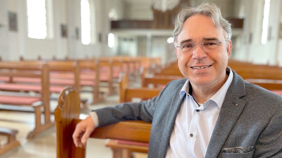 Pfarrer Torsten Brettmann in der Kirche St. Bonifatius Westrhauderfehn in Langholt. Hier und in St. Bernhard Flachsmeer hatte er zehn Jahre lang seinen Wirkungskreis. Foto: Janßen