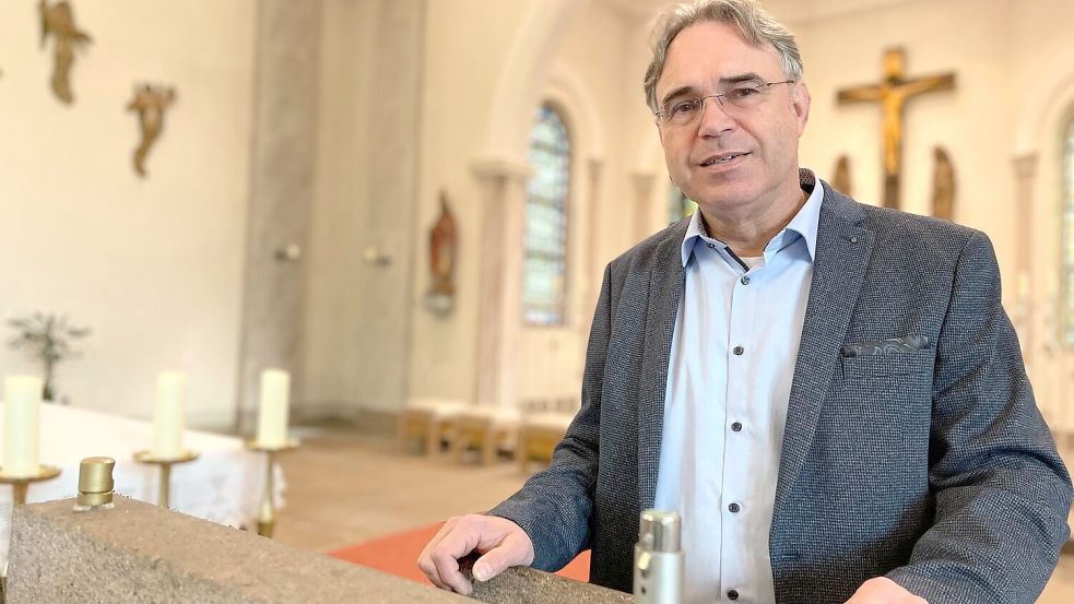 Zehn Jahre lang stand Torsten Brettmann am Pult in der Kirche der St. Bonifatius-Gemeinde in Westrhauderfehn. Foto: Janßen