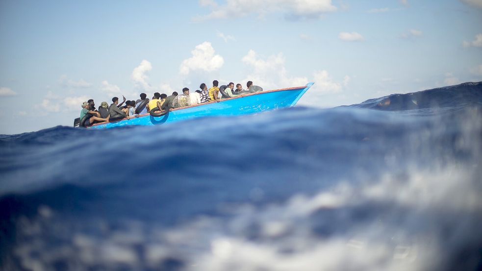 Tausende Migranten kommen jährlich auch in Holzbooten übers Mittelmeer. Foto: Seco/AP/dpa