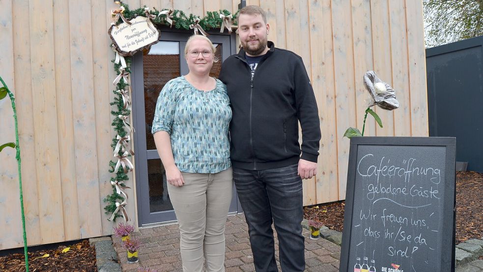 Es ist angerichtet: Am Sonnabend eröffneten Janna Wölke und ihr Mann Oliver Bruns ihr Hofcafé im nördlichen Gewerbegebiet von Ostrhauderfehn. Es befindet sich auf demselben Grundstück wie ihr Feinkostgeschäft und der Catering-Service, den sie seit 2019 an diesem Standort betreiben. Foto: Fertig