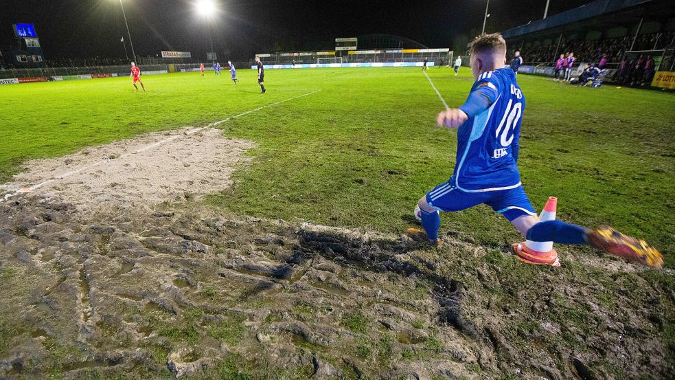 Das Spielfeld war am Ende rund um das Eckballhütchen restlos ramponiert.
