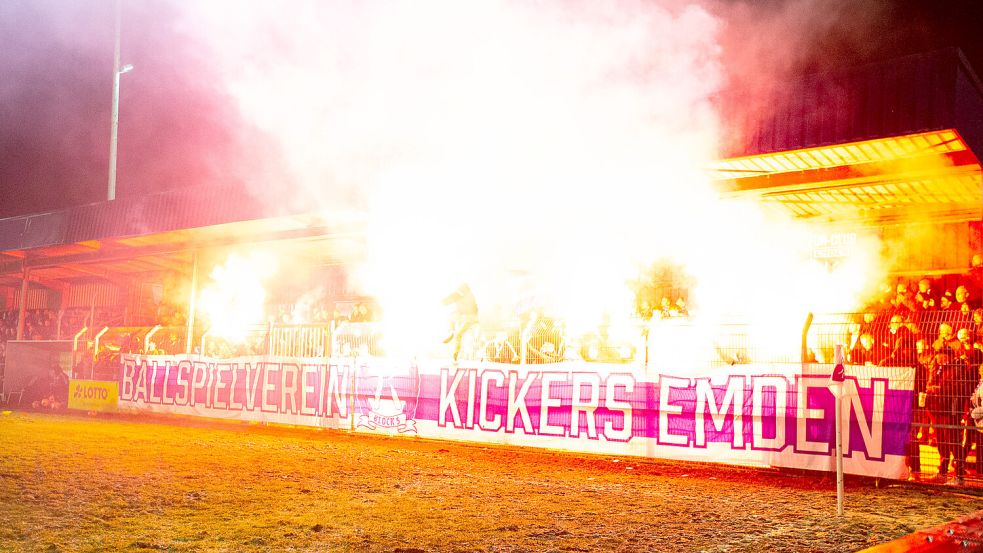 Die Kickers-Fans zündeten verbotenerweise Pyrotechnik, so dass Kickers mit einer Geldstrafe rechnen muss.