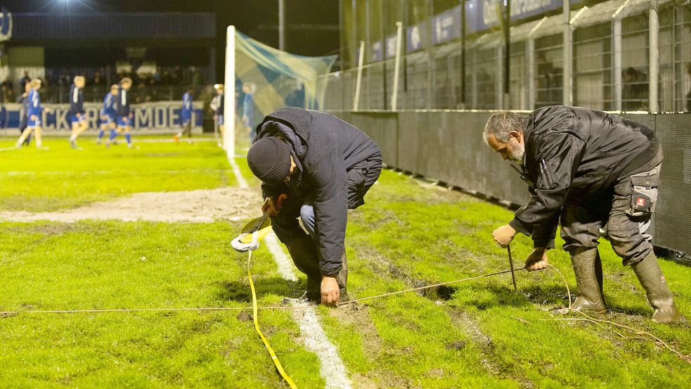 Beim Abkreiden des neu geschaffenen Spielfeldes musste genau Maß genommen werden.