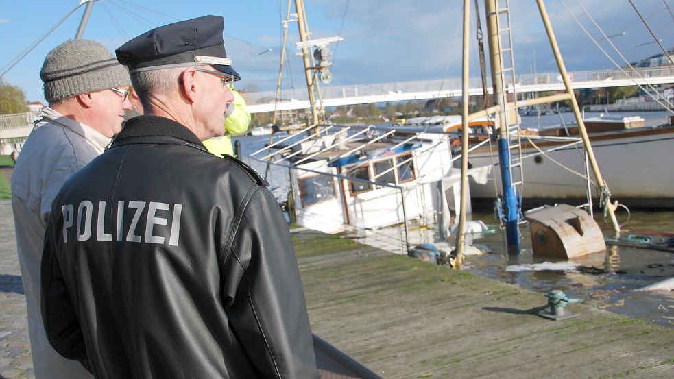 Nach dem Untergang am 30. Oktober 2013 war auch die Polizei vor Ort. Foto: Behrendt/Archiv