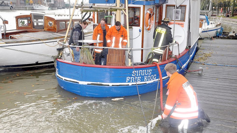 2009 musste bereits einmal Wasser aus der „Sirius“ gepumpt werden. Foto: Wolters/Archiv