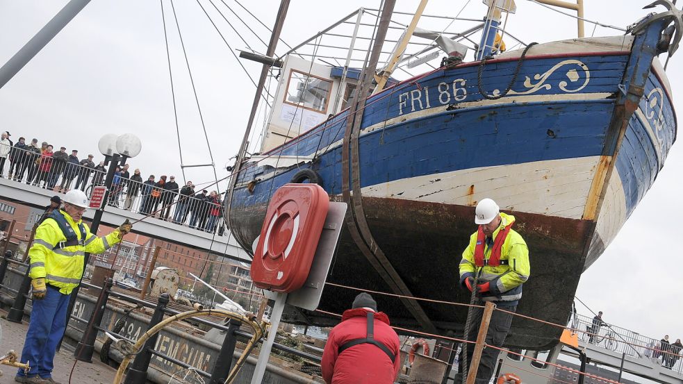 Am 22. November 2013 wurde die „Sirius“ mit Hilfe eines Krans aus dem Wasser geholt und auf einen Ponton gesetzt. Foto: Mohr/Archiv