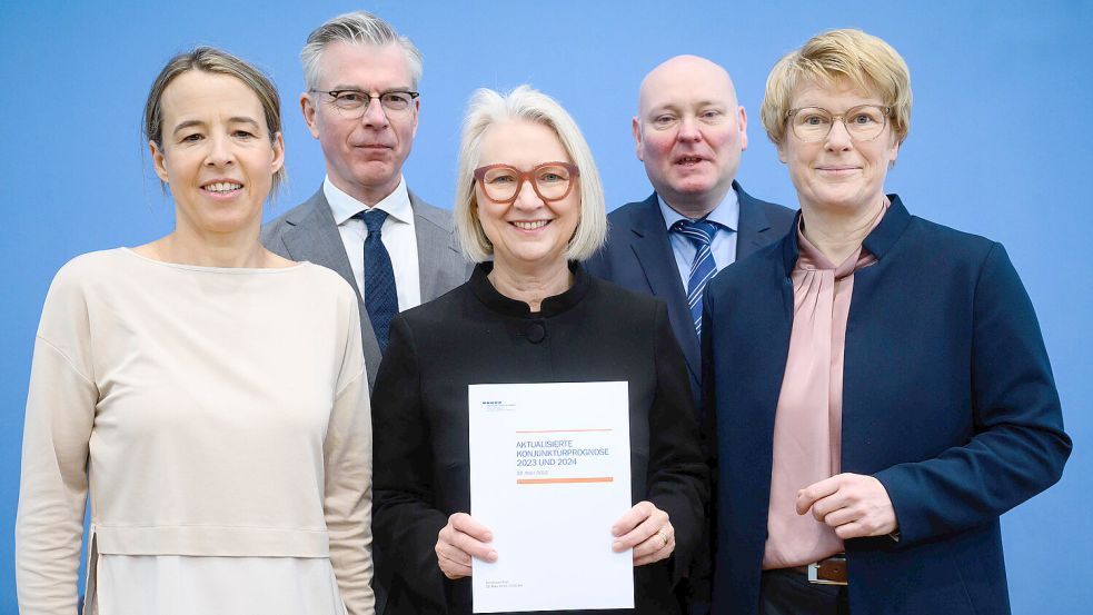 Die Mitglieder des Sachverständigenrats zur Begutachtung der gesamtwirtschaftlichen Entwicklung: Ulrike Malmendier (v.l.), Martin Werding, Vorsitzende Monika Schnitzer, Achim Truger und Veronika Grimm sind die sogenannten Wirtschaftsweisen. Foto: dpa/Bernd von Jutrczenka
