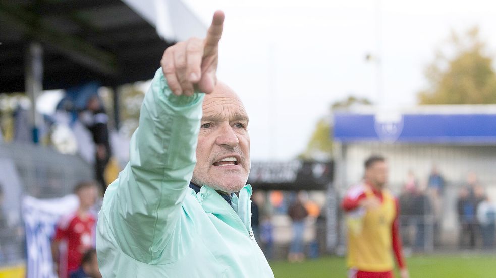 Kickers-Trainer Stefan Emmerling möchte mit seinem Team die weiße Weste auch gegen Oldenburg wahren. Archivfoto: Doden/Emden