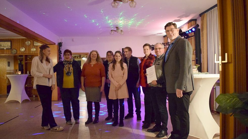Die Jugend-Schützen-Kapelle „Tell“ Hollen ehrte mehrere Mitglieder (von links): Maja-Jolie Hinrich, Ruth Bley, Silke Alberts, Ramona Fugel, Melina Bley, Michael Fugel, Melanie Hinders, Andreas Winkelmann, Werner Brinkmann (1.Vorsitzender des Kreismusikverbandes), Foto: JSK Tell Hollen