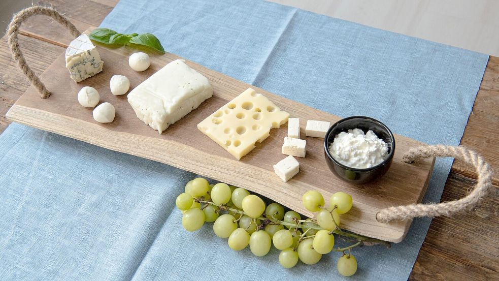 Besser Mozzarella statt Feta: Käse ist gesünder, wenn er salzarm ist. Foto: Laura Ludwig/dpa-tmn