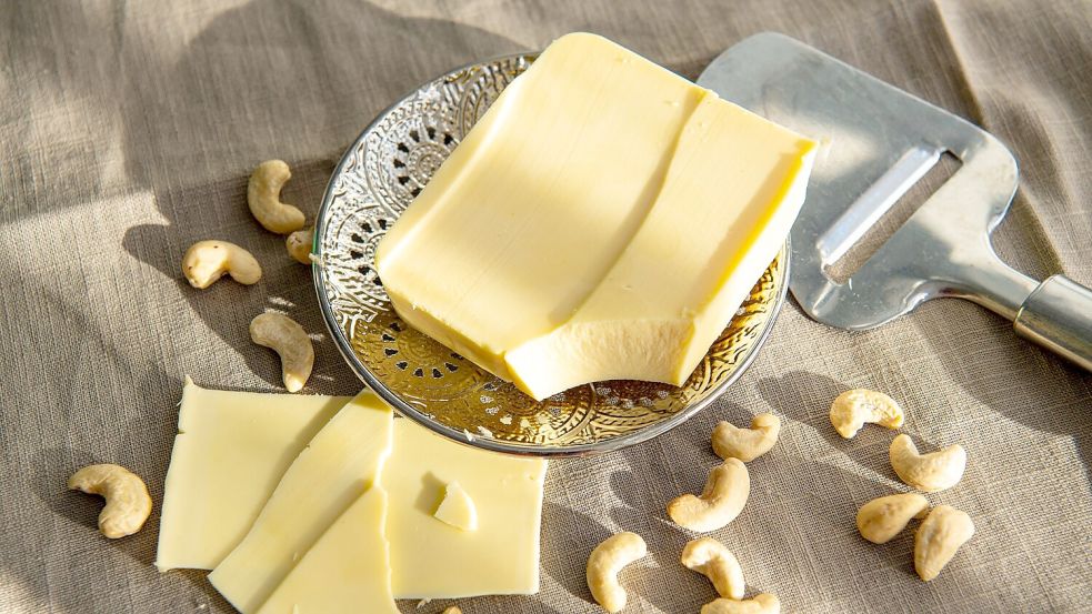 Veganer Käse ein gutes Ersatzprodukt für alle, die auf tierische Produkte verzichten oder unter einer Laktose-Intoleranz leiden. Foto: Laura Ludwig/dpa-tmn
