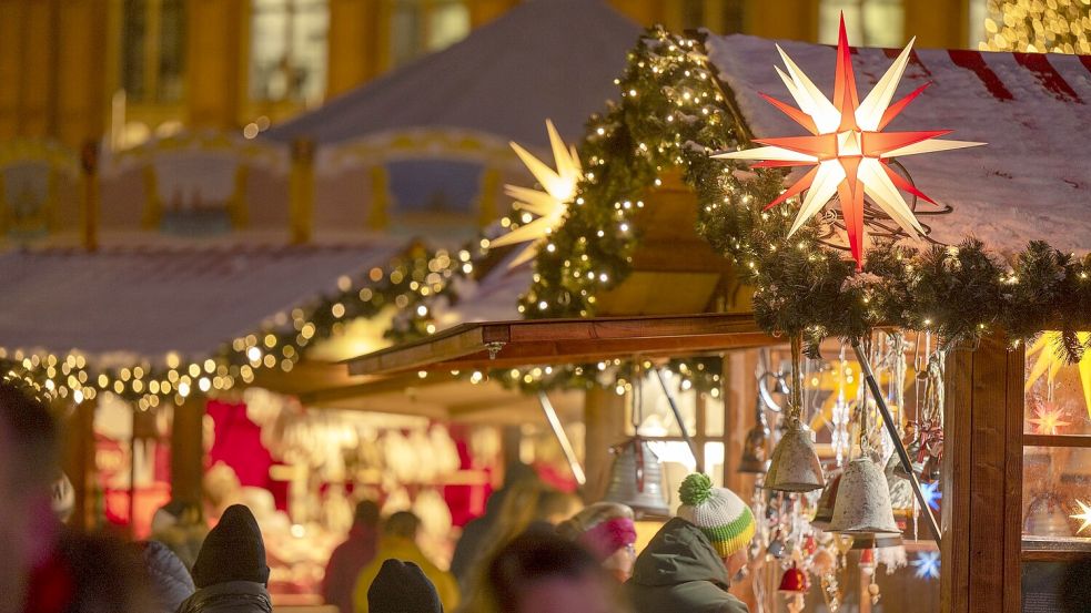 Weihnachtsmärkte locken Besucher in die Städte. Foto: Monika Skolimowska/dpa