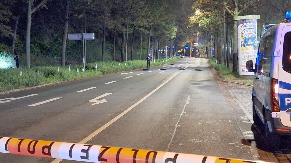 Die Polizei sperrte die Hollerallee ab. Hier sind die abgebrannten Reifenreste auf der Straße zu sehen. Foto: Kai Moorschlatt/NWM-TV
