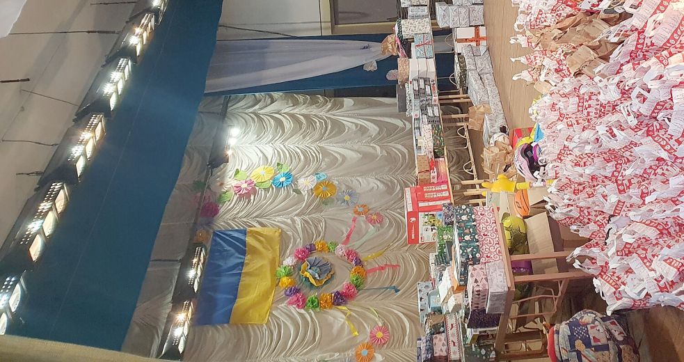 In ein Dorf mit 3000 Flüchtlingen, darunter 224 Kinder, wurden 2022 zu Weihnachten Geschenke gebracht. Foto: Kröger