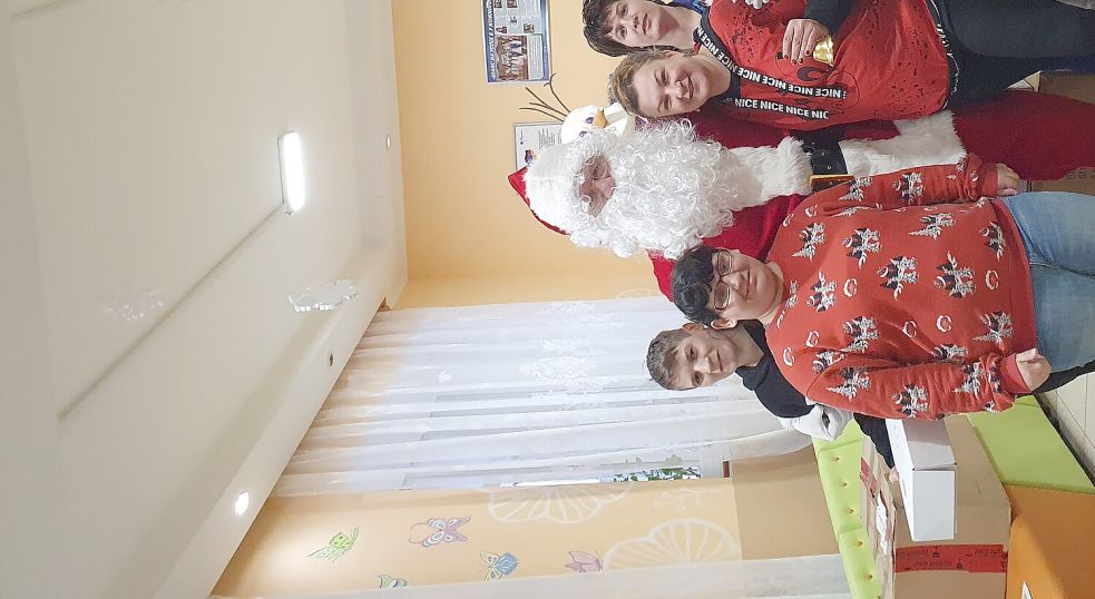 Michael Kröger, hier verkleidet als Weihnachtsmann, brachte 2022 bereits zu Weihnachten Geschenke ins Kriegsgebiet. Hier ist er in einem Heim für behinderte Kinder in Kiew. 70 Kinder wurden dort beschenkt. Foto: Kröger