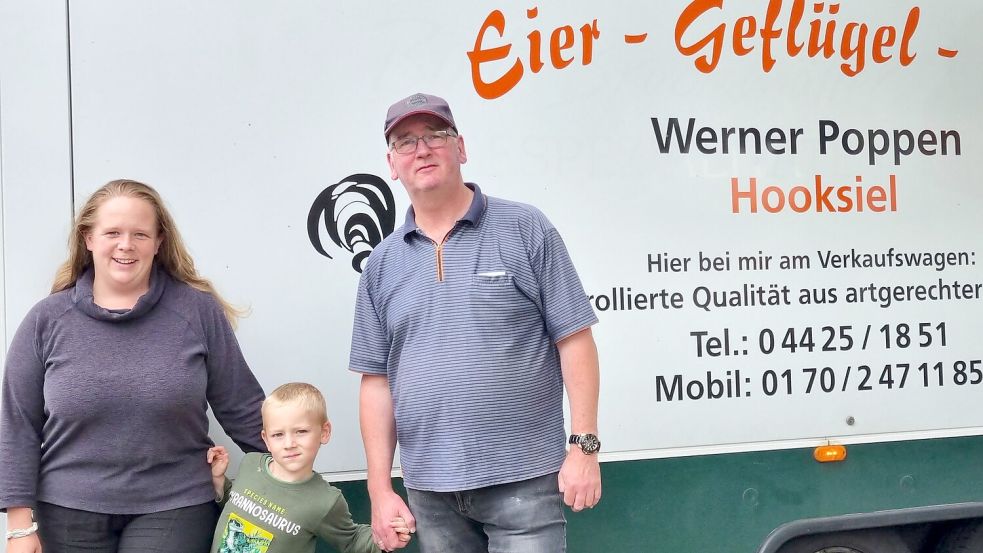 Geflügelhändler Werner Poppen aus Hooksiel mit Frau Catrin Hansen und dem gemeinsamen Sohn Phillipp vor ihrem Marktstand. Der wird künftig donnerstags nicht mehr auf dem Wochenmarkt in Rhauderfehn stehen, sondern auf dem Markt in Barßel. Foto: privat