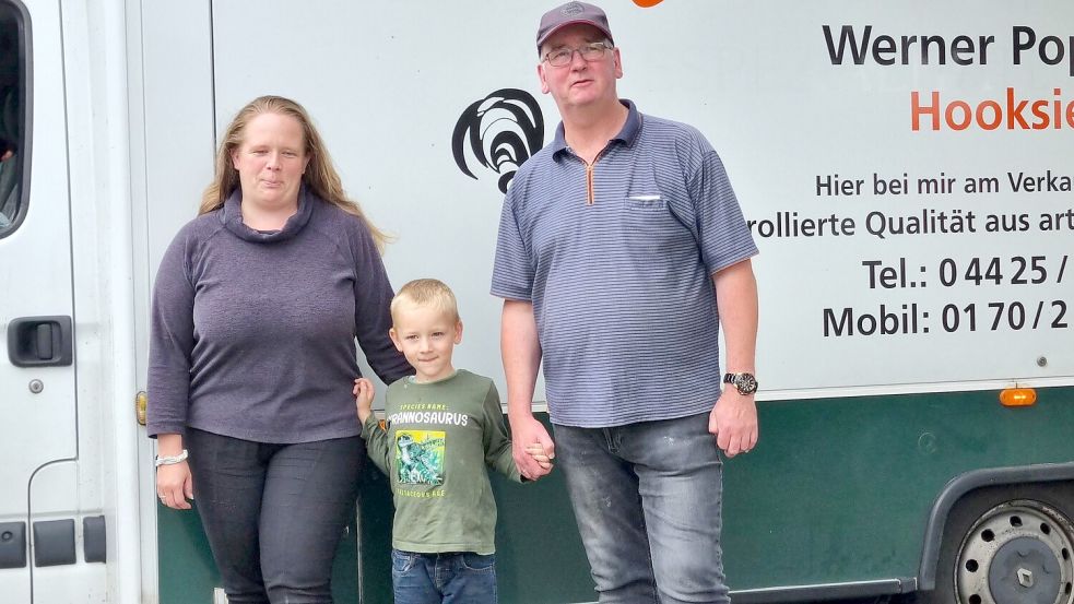 Geflügelhändler Werner Poppen aus Hooksiel im Wangerland - hier mit seiner Frau Catrin Hansen und dem gemeinsamen Sohn Phillipp (5) vor dem Verkaufswagen, verstärkt künftig das Angebot auf dem Barßeler Wochenmarkt. Der läuft immer donnerstags von 8 bis 12 Uhr auf dem Dorfplatz an der Gartenstraße in Barßel. Foto: privat