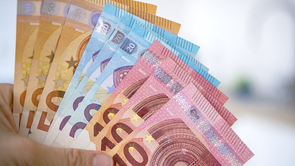 Wie viel Geld die Städte und Gemeinden an den Landkreis Leer im Zuge der Kreisumlage zahlen sollen, sorgt für Streit. Foto: Skolimowska/dpa