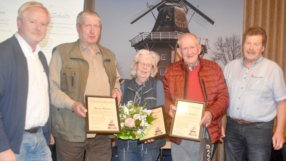 Walter Schulte (2. von rechts) und Werner Ubbens (2. von links) wurden für ihr Engagement als Vorsitzende des Mühlenvereins und bis heute äußerst engagierte Vereinsmitglieder durch den Vorsitzenden Christian Grote (rechts) und seinen Stellvertreter Bernd Norrenbrock (links) zu Ehrenmitgliedern ernannt; Sabine Ubbens wurde für 25-jährige Mitgliedschaft geehrt. Foto: privat