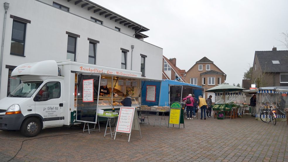 Mit dem Geflügelhandel, der seit Ende September auf dem Barßeler Wochenmarkt vertreten ist, gibt es ein Dreigestirn auf Marktbeschickern: Neben Werner Poppen bieten dort auch Gemüsemann Heinrich Meyer aus Harkebrügge und die Fischmanufaktur Ötken aus Bremerhaven ihre Ware an. Doch bald soll es noch einen vierten Marktstand geben: Leon de Koet will in Barßel Käse verkaufen. Foto: Fertig