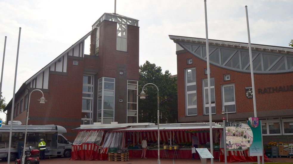 Vor dem Rathaus in Ramsloh stehen mittwochvormittags beim Wochenmarkt nur zwei Stände: Fischhändler Dombrowski und Gemüsehändler Christian Schuer. Im Frühsommer hatte dort der Geflügelhandel Krupke aus Bockhorn ein kurzes Gastspiel gegeben. Doch für seinen großen Stand kam im Saterland nicht genug Publikum. Foto: Fertig