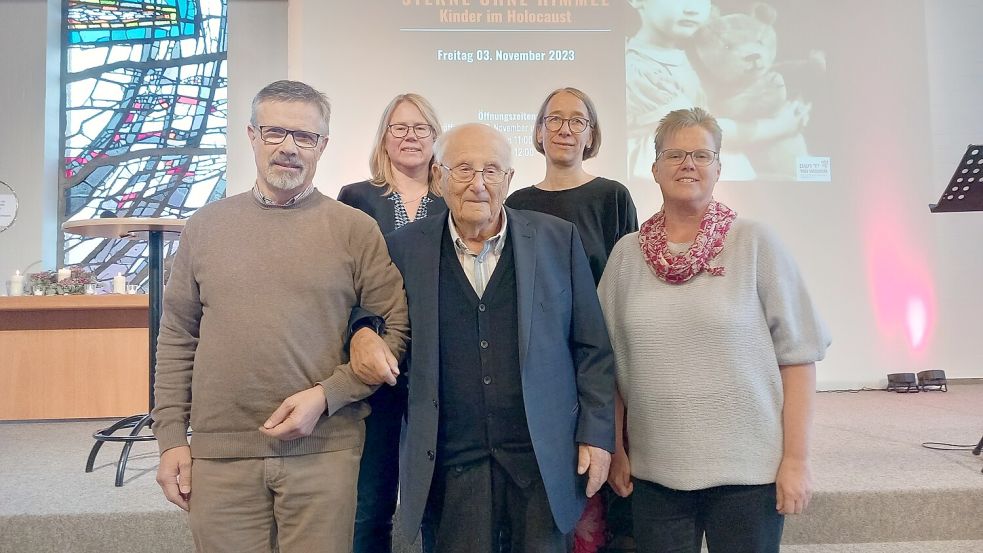 Pastor Michael Maas (vorne, von links), der Holocaust-Überlebende Albrecht Weinberg, Andrea Helmers-Brouwer (Ihrener Freikirche) und (hinten, von links) Roswitha Leemhuis (Gemeinde Westoverledingen) und Helga Luiking-Helmers (Ihrener Freikirche) stellten sich zum Foto auf. Foto: Scherzer