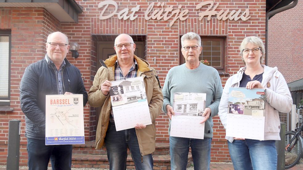 Sie stellten den Kalender 2024 vor (von links): Georg Hoffbuhr, Georg Fricke, Otto Elsen und Brigitte Hanneken, hier vor dem Heimathaus „Lütje Huus“. Foto: Passmann