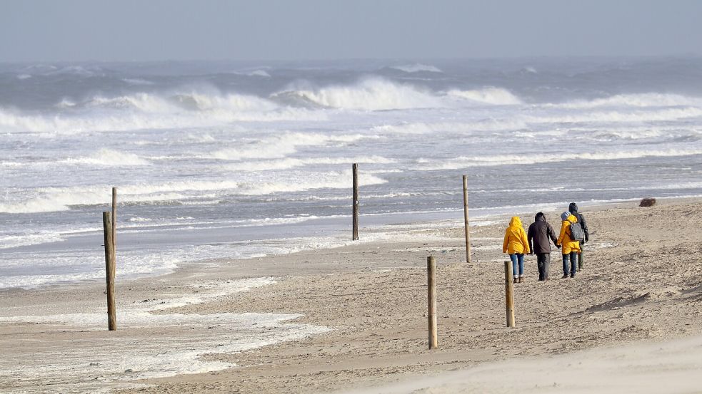 Es bleibt an Nord- und Ostsee sehr stürmisch. Foto: dpa/Volker Bartels