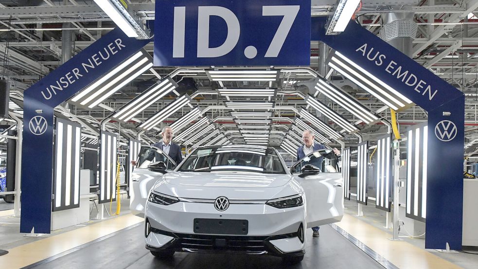 Der ID.7 wird in Emden gebaut. Zum Produktionsstart am 21. August dieses Jahres kam auch Niedersachsens Ministerpräsident Stephan Weil (SPD, rechts), hier im Bild mit Werksleiter Uwe Schwartz. Foto: Ortgies