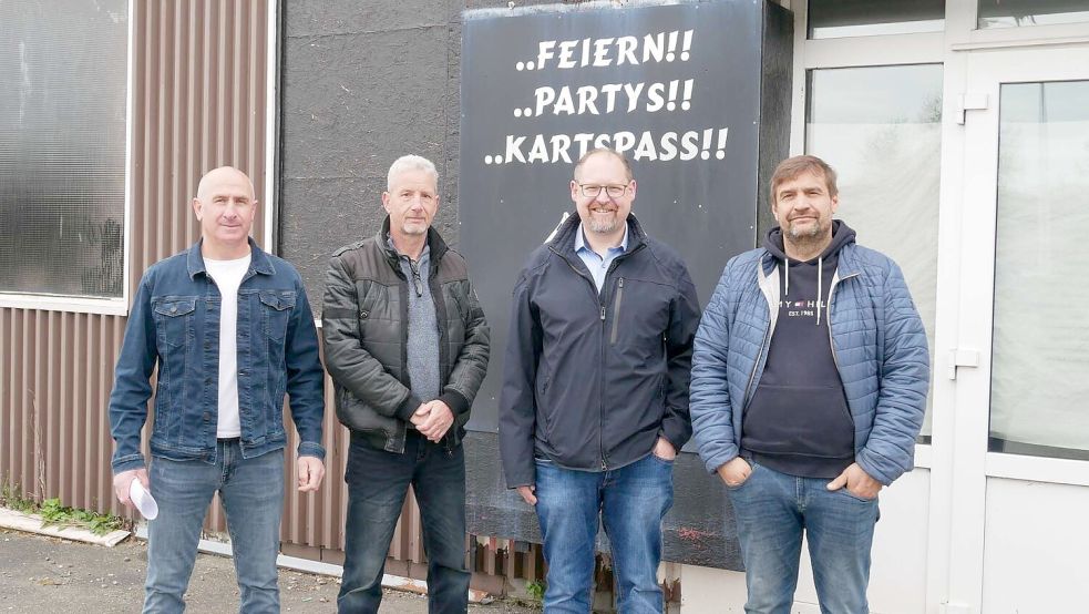 Da war die Welt für alle Beteiligten noch in Ordnung: Im April 2022 wurden die Pläne für einen Jugendtreff in der früheren Kartbahn-Halle vorgestellt (von links) Gemeindejugendpfleger Sulejman Aliev, Hochbauingenieur Jens Störmer, Bürgermeister Thomas Otto und Unternehmer Wadim Polouchin. Foto: Kruse