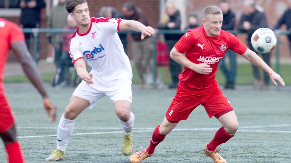 Während Kunstrasenklub SpVg Aurich (links) diesen Sonntag gegen Germania Leer spielen kann, wird das Auswärtsspiel vom SV Holtland (rechts Max Schrock-Opitz) in Middels sehr wahrscheinlich ausfallen. Foto: Doden/Emden