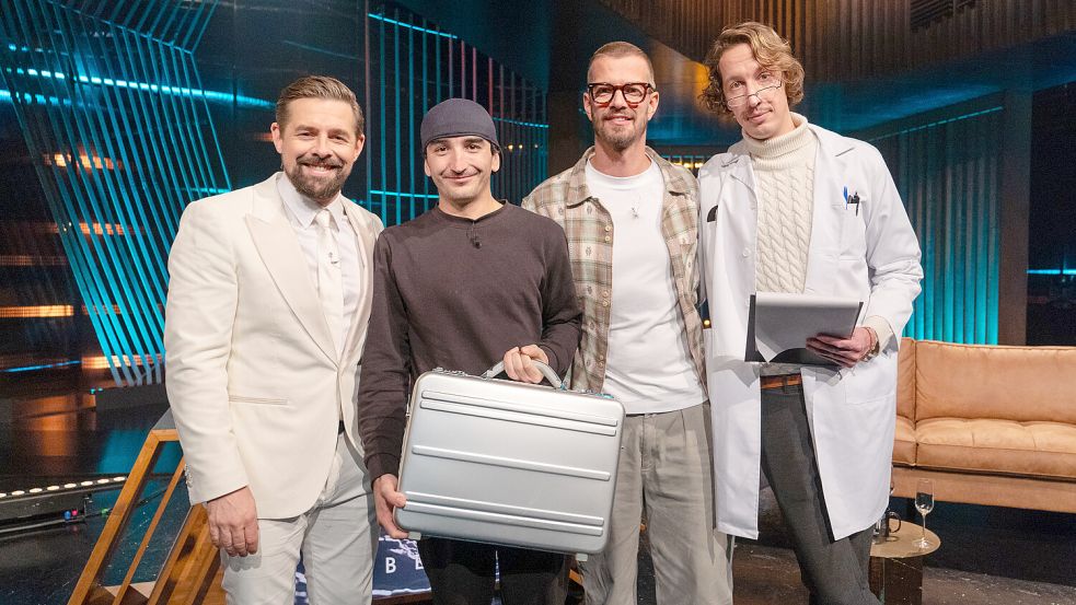 Tobias (2. von links) hat es geschafft: Er hat die Schatzsuche von Joko (2. von rechts) und Klaas (links) gelöst und eine Million Euro gewonnen. Foto: ProSieben/Weiya Yeung
