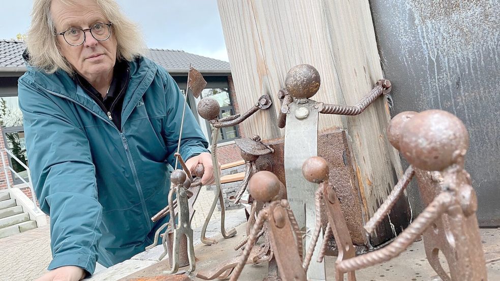 Fietz Ulferts sammelt die abgebrochenen Figuren der Skulpturengruppe auf dem Markt ein. Der Künstler ist enttäuscht. Foto: Janßen